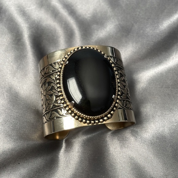 Vintage gold metal cuff bracelet with Onyx stone - Picture 2 of 6